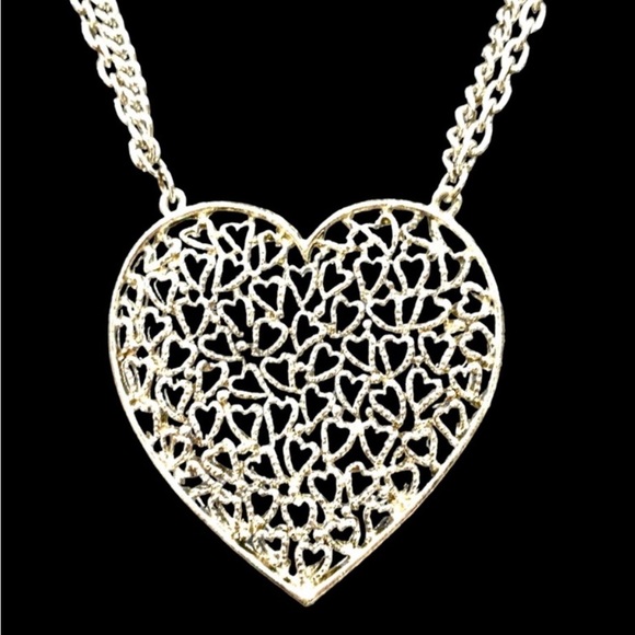 Silver Tone Heavy Chain Link Large Heart Pendant
Necklace 21" - Picture 5 of 7
